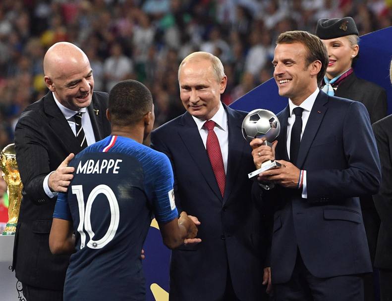 Dopo il fischio finale, Macron è sceso in campo per partecipare alla premiazione accanto al presidente russo Vladimir Putin. Ap